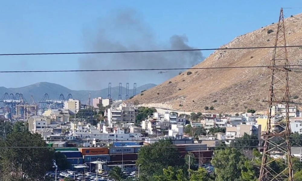 Υπό μερικό έλεγχο η φωτιά στο Πέραμα: Aκούστηκαν εκρήξεις - «Καιγόμαστε, ρακοσυλλέκτες βάζουν φωτιές κοντά σε αγωγό πετρελαίων»